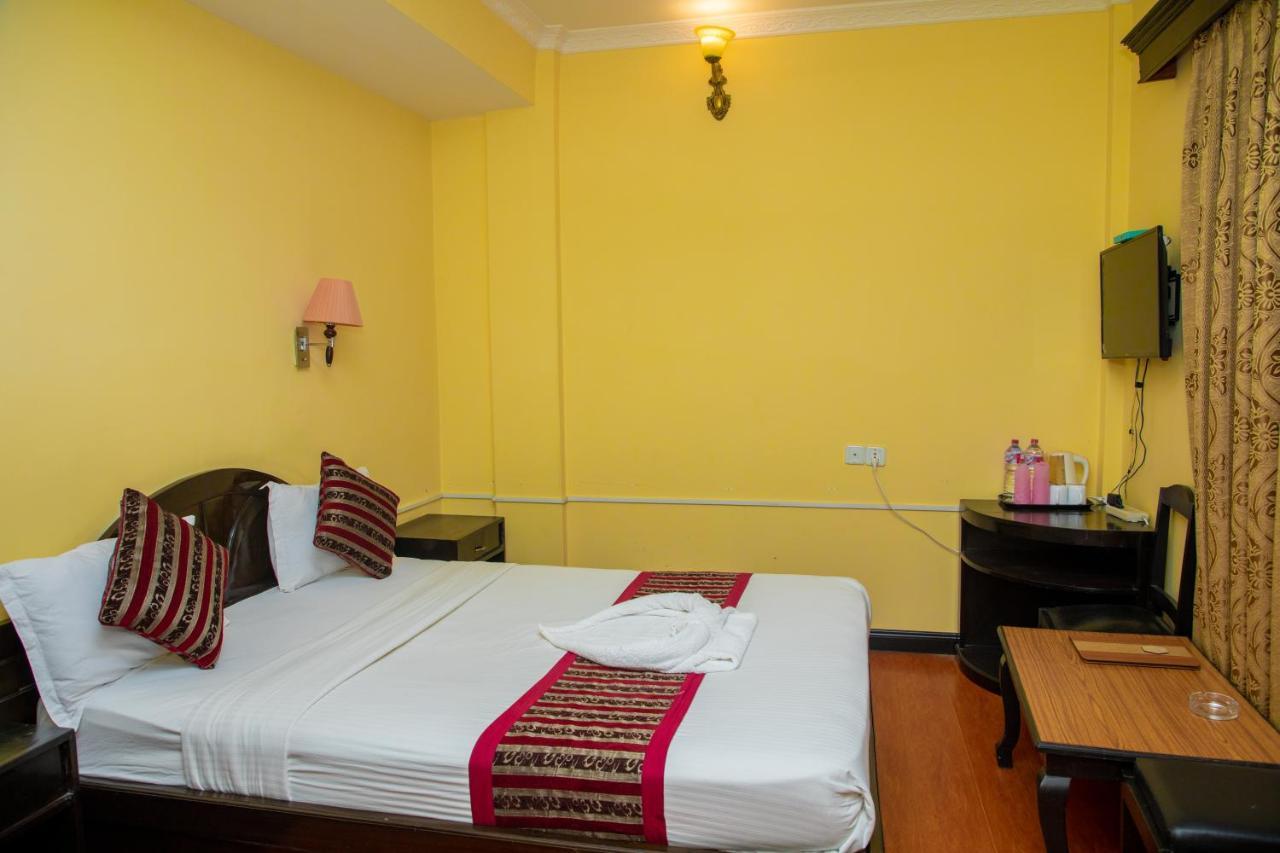 Hotel Bougainvillea Покхара Экстерьер фото