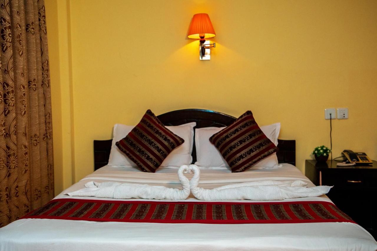 Hotel Bougainvillea Покхара Экстерьер фото
