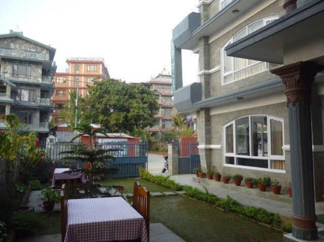 Hotel Bougainvillea Покхара Экстерьер фото